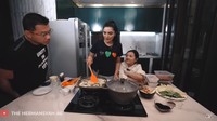 Sesekali, Anang Hermansyah juga ikut serta dengan kesibukan di dapur rumahnya. Saat tak ada pekerjaan di luar rumah, ia ikut memperhatikan istrinya memasak untuk keluarga. Foto: YouTube/Th Hermansyah A6