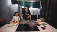 Ketika memasak di rumah, Ashanty juga sering ditemani putrinya yaitu Arsy. Arsy selalu memuji masakan ibundanya dengan aroma yang harum hingga mengatakan tak sabar untuk mencicipinya. Foto: YouTube/Th Hermansyah A6