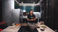 Area dapur kotornya terlihat lebih kecil karena berbagai perlengkapan besar di simpan di sana. Ada kulkas 2 pintu hingga lemari kaca yang tinggi untuk menyimpan alat makan dan alat masak. Foto: YouTube/Th Hermansyah A6