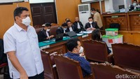 Sidang kali ini menghadirkan deretan polisi sebagai saksi, di antaranya mantan Kasat Reskrim Polres Jaksel Ridwan R Soplanit. 