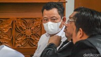 Sedangkan Bripka RR dan Kuat Maruf didakwa melakukan pembunuhan berencana terhadap Brigadir J. 