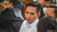 Dalam kasus ini, Bharada E didakwa melanggar Pasal 340 KUHP subsider Pasal 338 KUHP juncto Pasal 55 ayat 1 ke-1 KUHP. 