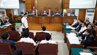 Pada sidang hari ini, Kuat Maruf, Bharada E, dan Bripka RR duduk di samping kuasa hukum masing-masing. 