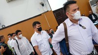 Sidang ini sempat tertunda minggu lalu karena evaluasi. 