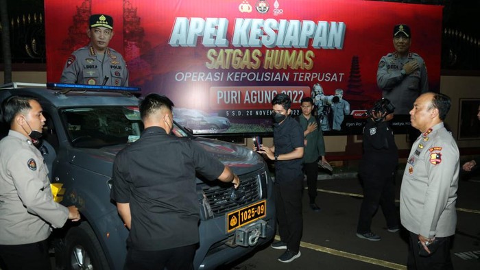 Divisi Humas Polri distribusikan 3.00 paket sembako bantuan Kapolri Jenderal Listyo Sigit Prabowo untuk korban bencana gempa bumi Cianjur, Senin (21/11/2022).
