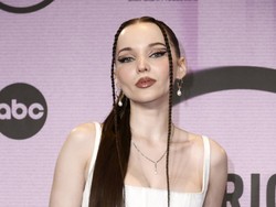 Dove Cameron Alami Kecemasan Saat Terima Telepon Usai Ayahnya Tewas Bunuh Diri