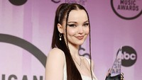 Saat namanya dipanggil sebagai pemenang, Dove Cameron pun tersenyum seraya merayakan kemenangan itu. Ia naik ke panggung dan menerima piala penghargaannya.  Foto: Getty Images for dcp/Amy Sussman