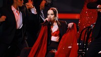 Penampilan Dove Cameron seksi di atas panggung. Foto: Getty Images/Kevin Winter
