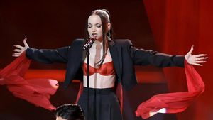 Penampilan Seksi Dove Cameron