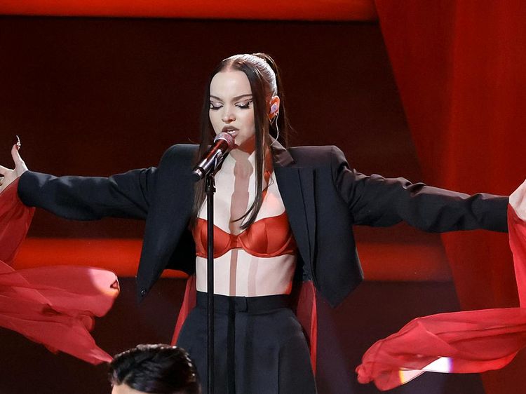 Penampilan Seksi Dove Cameron