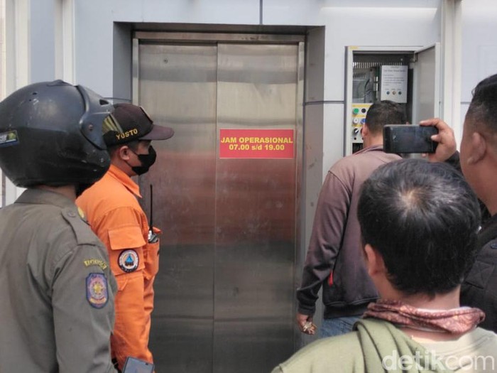 Dua kejadian terjebak lift di Surabaya