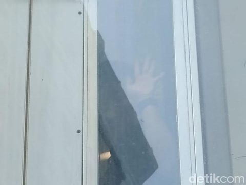 Dua kejadian terjebak lift di Surabaya