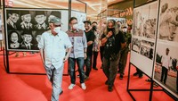 Foto-foto yang terangkai merupakan foto bersejarah bagi bangsa Indonesia. Potret perjalanan presiden yang terekam oleh pewarta foto akan menjadi sejarah untuk masa yang akan datang. Seperti foto Presiden Sukarno dan Wakil Presiden Moh. Hatta saat membacakan teks Proklamasi Kemerdekaan RI yang diabadikan Frans dan Alex Mendur. Karya foto tersebut menjadi tonggak sejarah bangsa dan menjadi sebuah bukti otentik Kemerdekaan Republik Indonesia yang diakui dunia.  