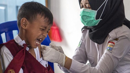 Petugas kesehatan dari Puskesmas Kampus Palembang menyiapkan vaksin difteri dan tetanus untuk disuntikkan kepada siswa saat kegiatan Bulan Imunisasi Anak Sekolah (BIAS) di SD Negeri 21 Palembang, Sumatera Selatan, Senin (21/11/2022).  Program BIAS Difteri Tetanus (DT) dan Tetanus Difteri (TD) yang digelar rutin sebanyak dua kali dalam setahun ke sejumlah sekolah di kota tersebut guna menjamin pelajar mendapatkan perlindungan terhadap penyakit difteri dan tetanus. ANTARA FOTO/Nova Wahyudi/aww.