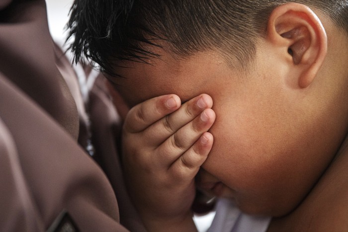 Ekspresi Siswa SD Saat Divaksinasi Difteri dan Tetanus Petugas kesehatan dari Puskesmas Kampus Palembang menyiapkan vaksin difteri dan tetanus untuk disuntikkan kepada siswa saat kegiatan Bulan Imunisasi Anak Sekolah (BIAS) di SD Negeri 21 Palembang, Sumatera Selatan, Senin (21/11/2022).  Program BIAS Difteri Tetanus (DT) dan Tetanus Difteri (TD) yang digelar rutin sebanyak dua kali dalam setahun ke sejumlah sekolah di kota tersebut guna menjamin pelajar mendapatkan perlindungan terhadap penyakit difteri dan tetanus. ANTARA FOTO/Nova Wahyudi/aww.