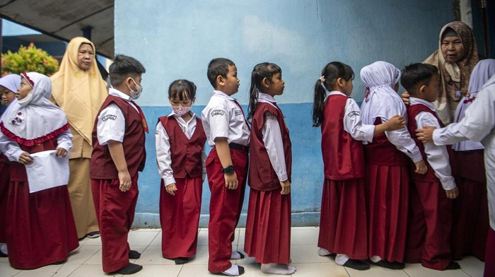 Petugas kesehatan dari Puskesmas Kampus Palembang menyiapkan vaksin difteri dan tetanus untuk disuntikkan kepada siswa saat kegiatan Bulan Imunisasi Anak Sekolah (BIAS) di SD Negeri 21 Palembang, Sumatera Selatan, Senin (21/11/2022).  Program BIAS Difteri Tetanus (DT) dan Tetanus Difteri (TD) yang digelar rutin sebanyak dua kali dalam setahun ke sejumlah sekolah di kota tersebut guna menjamin pelajar mendapatkan perlindungan terhadap penyakit difteri dan tetanus. ANTARA FOTO/Nova Wahyudi/aww.
