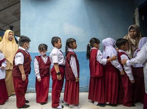 Ayah di Palembang Antusias Antar Anak di Hari Pertama Sekolah
