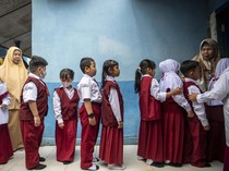Ayah di Palembang Antusias Antar Anak di Hari Pertama Sekolah