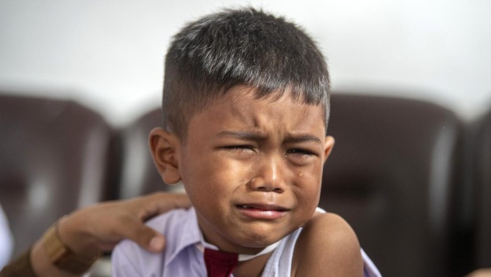 Petugas kesehatan dari Puskesmas Kampus Palembang menyiapkan vaksin difteri dan tetanus untuk disuntikkan kepada siswa saat kegiatan Bulan Imunisasi Anak Sekolah (BIAS) di SD Negeri 21 Palembang, Sumatera Selatan, Senin (21/11/2022).  Program BIAS Difteri Tetanus (DT) dan Tetanus Difteri (TD) yang digelar rutin sebanyak dua kali dalam setahun ke sejumlah sekolah di kota tersebut guna menjamin pelajar mendapatkan perlindungan terhadap penyakit difteri dan tetanus. ANTARA FOTO/Nova Wahyudi/aww.