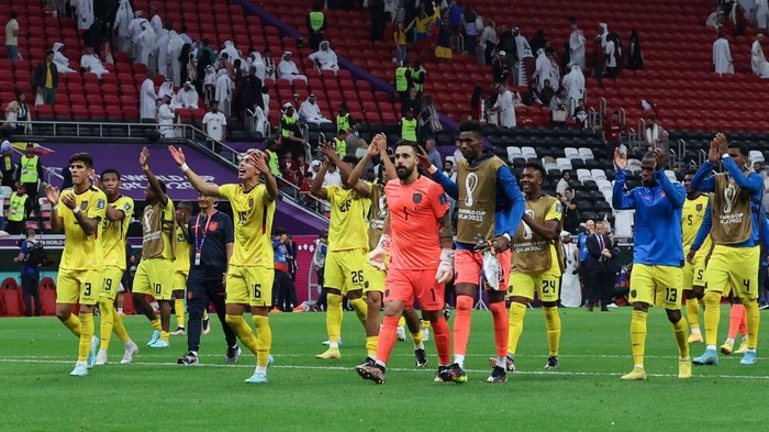 AL KHOR, QATAR - NOVEMBER 20: The Ecuador players celebrate at full time during the FIFA World Cup Qatar 2022 Group A match between Qatar and Ecuador at Al Bayt Stadium on November 20, 2022 in Al Khor, Qatar. (Photo by Ian MacNicol/Getty Images)