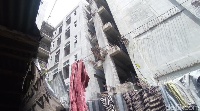 Eva Eryani, penghuni yang bertahan di area rumah deret Tamansari, Kota Bandung.