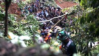 Mobil itu terseret longsor yang disebabkan oleh gempa berkekuatan M 5,6 di Cianjur.