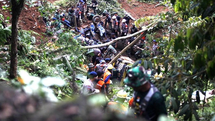 EVAKUASI MOBIL TERBAWA LONGSOR AKIBAT GEMPA DI CIANJUR Kondisi mobil dan sepeda motor yang terkena longsor akibat dampak gempa di Cugenang, Kabupaten Cianjur, Jawa Barat, Senin (21/11/2022). Menurut data Pemerintah Kabupaten Cianjur akibat guncangan gempa berkekuatan magnitudo 5,6 membuat jalan raya Puncak-Cianjur, Cugenang longsor dan menyebabkan delapan mobil tertimbun material longsor. ANTARA FOTO/Yulius Satria Wijaya/tom.