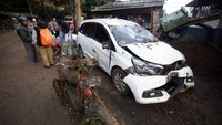Kondisi mobil dan sepeda motor yang terkena longsor akibat gempa di Cianjur.