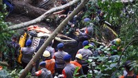 Sejumlah petugas gabungan mengevakuasi mobil yang jatuh ke jurang karena terseret longsor di Cugenang, Kabupaten Cianjur, Jawa Barat, Senin (21/11/2022).