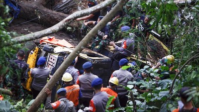 Mobil Terseret Longsor Akibat Gempa Cianjur Dievakuasi