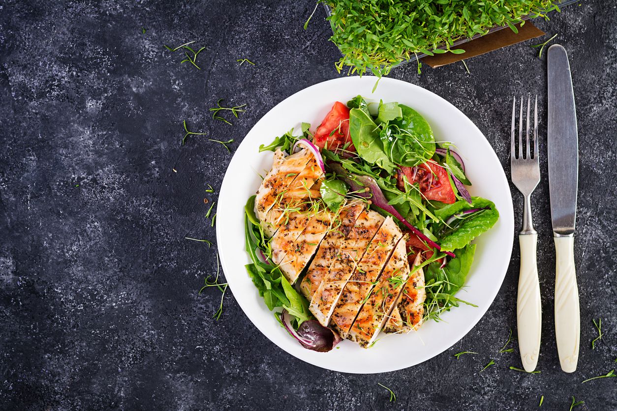 Fillet ayam panggang dan salad sebagai menu makan malam untuk diet