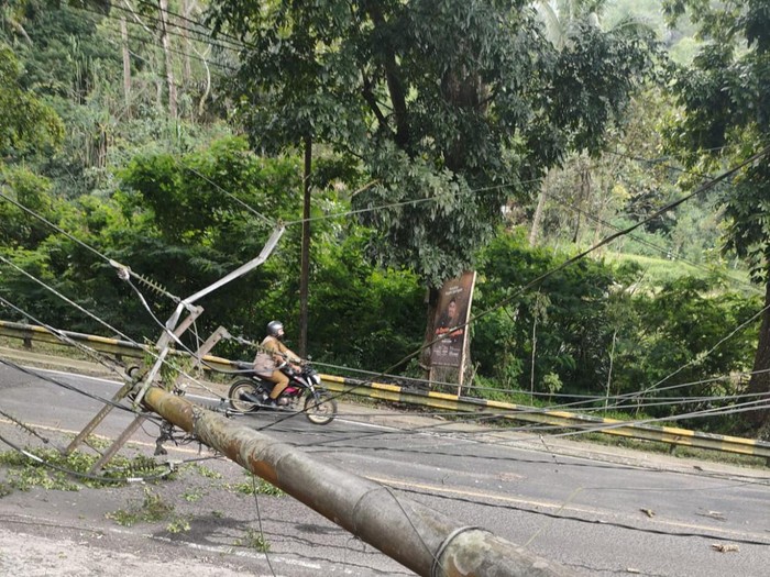 Foto-foto tiang listrik roboh imbas gempa di Cianjur Foto-foto tiang listrik roboh imbas gempa di Cianjur