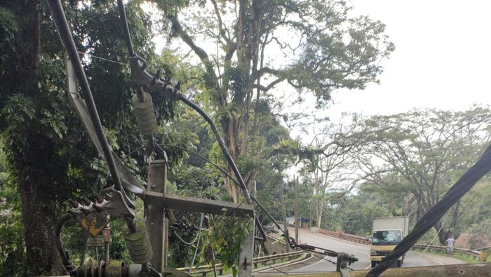 Foto-foto tiang listrik roboh imbas gempa di Cianjur