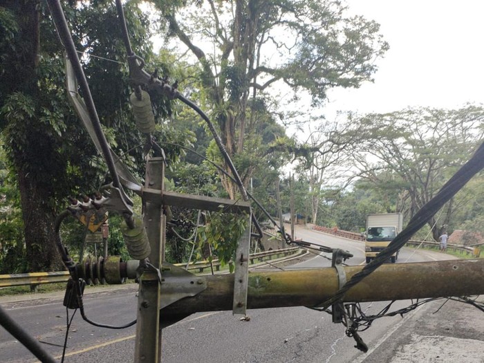 Foto-foto tiang listrik roboh imbas gempa di Cianjur