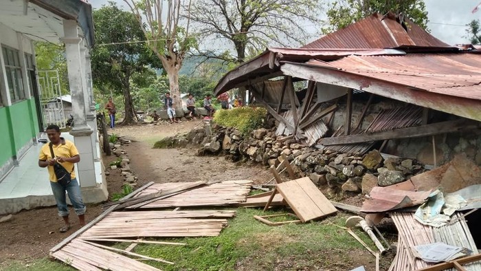Gempa bumi berkekuatan magnitudo 5,5 mengguncang Kota Kupang, Nusa Tenggara Timur (NTT), Minggu (20/11/2022) menyebabkan satu rumah warga rusak ringan dan dua rumah rata dengan tanah. Foto: IST