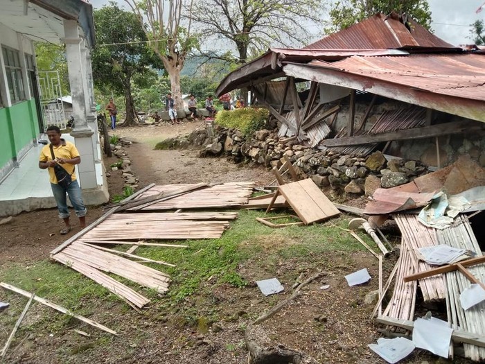 Gempa bumi berkekuatan magnitudo 5,5 mengguncang Kota Kupang, Nusa Tenggara Timur (NTT), Minggu (20/11/2022) menyebabkan satu rumah warga rusak ringan dan dua rumah rata dengan tanah. Foto: IST
