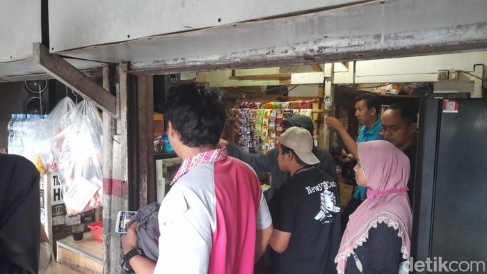 Gempa bumi bermagnitudo 5,6 di Kabupaten Cianjur dirasakan kuat di Kota Bogor. Gempa terjadi saat hujan deras mengguyur Kota Bogor. (M Sholihin/detikcom)