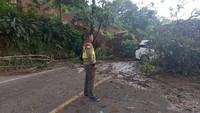 Juru Bicara Kementerian Pekerjaan Umum dan Perumahan Rakyat (PUPR), Endra Atmawidjaja mengatakan, pihaknya belum bisa memastikan posisi pasti tempat retak jalan yang dimaksud berada/Foto: Gempa Cianjur/Dok Kementerian PUPR