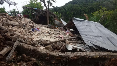 Salah satu rumah korban gempa di Kupang yang rata dengan tanah.