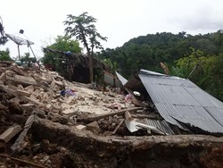Foto: Salah satu rumah korban gempa di Kupang yang rata dengan tanah. (Yufen Bria/detikBali)