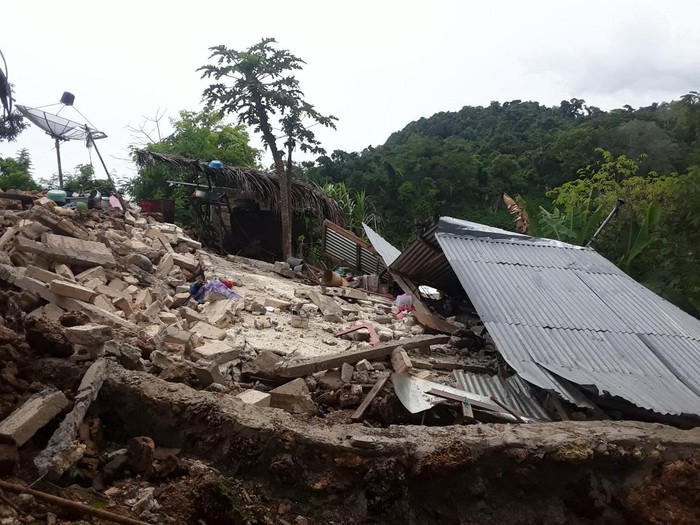 Salah satu rumah korban gempa di Kupang yang rata dengan tanah.