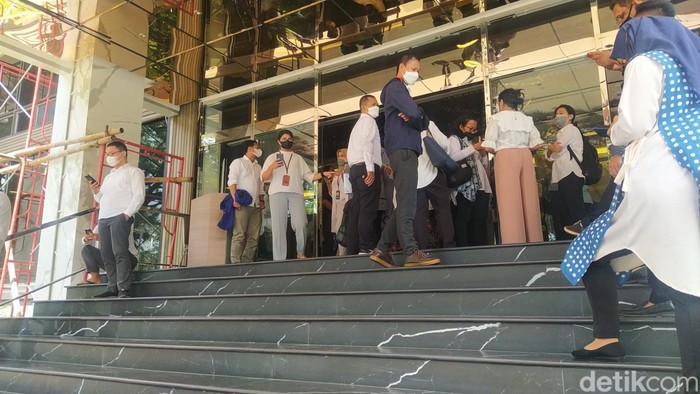 Gempa Terasa di Jakarta, Pegawai Kantor Airlangga Berhamburan Gempa Terasa di Jakarta, Pegawai Kantor Airlangga Berhamburan