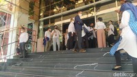 Terlihat juga pejabat eselon I yang juga ikut keluar gedung pasca merasa guncangan terjadi di kantornya. Deputi I Bidang Ekonomi Makro dan Keuangan Iskandar Simorangkir bercerita dirinya berada di ruangannya yang berada di lantai 4. Foto: Aulia Damayanti/detikcom