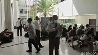 Para pengunjung sidang pun menunggu diluar ruangan sidang.