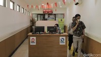 Hal tersebut dikarenakan terjadinya gempa yang terasa cukup besar di ruangan sidang.