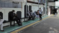 Dilaporkan bahwa sidang kembali dimulai pada pukul 15:00 WIB.