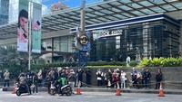 Petugas juga sempat menggunakan pengeras suara agar terdengar oleh para karyawan untuk mengatur rute karyawan ke tempat yang aman.