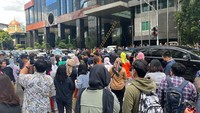 Mereka nampak panik dan menyelamatkan diri dari gempa.