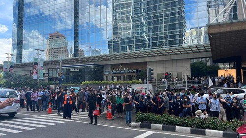 Gemba terjadi pada siang hari ini pukul 13.20 WIB. Para karyawan panik dan langsung berhamburan ke luar gedung.
