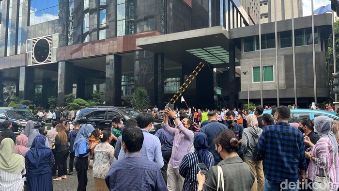 Gempa Terasa Hingga Jakarta, Karyawan Panik dan Berhamburan ke Jalan Gemba terjadi pada siang hari ini pukul 13.20 WIB. Para karyawan panik dan langsung berhamburan ke luar gedung.